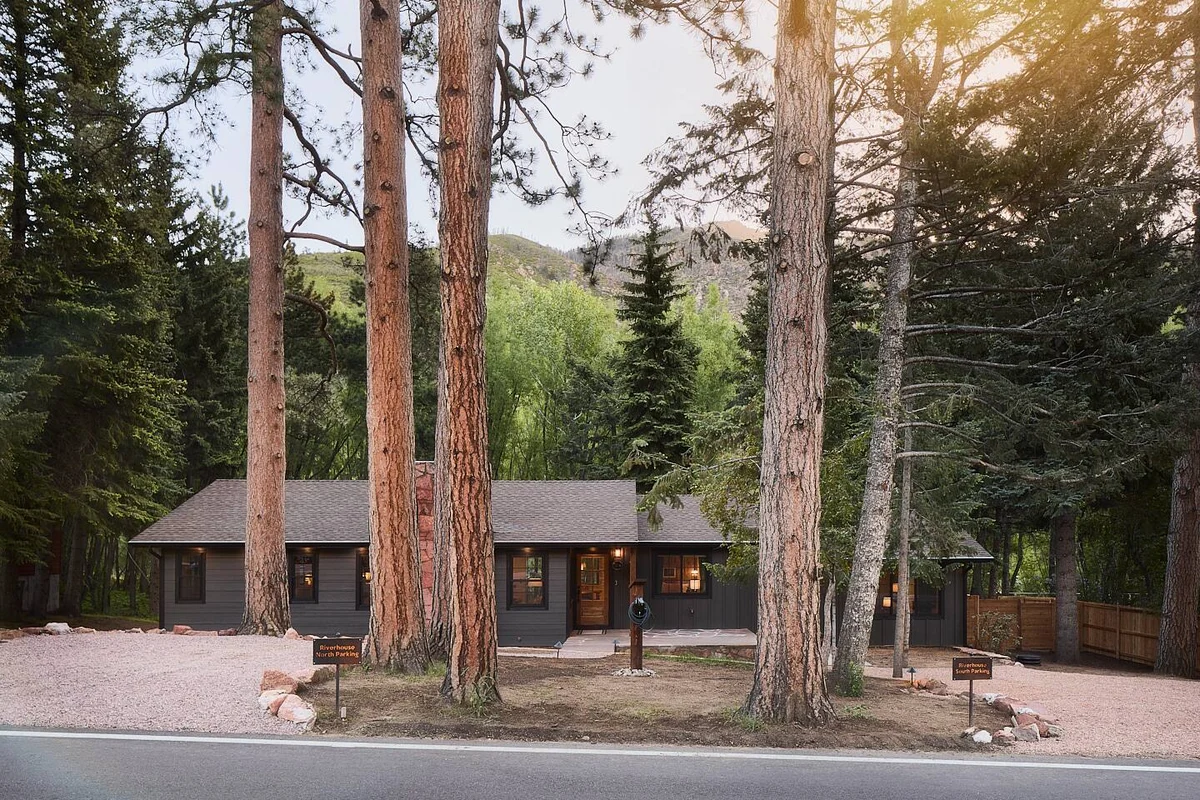 Serene Riverside Cabin: Hot Tub, Patio, Fire Pit #78