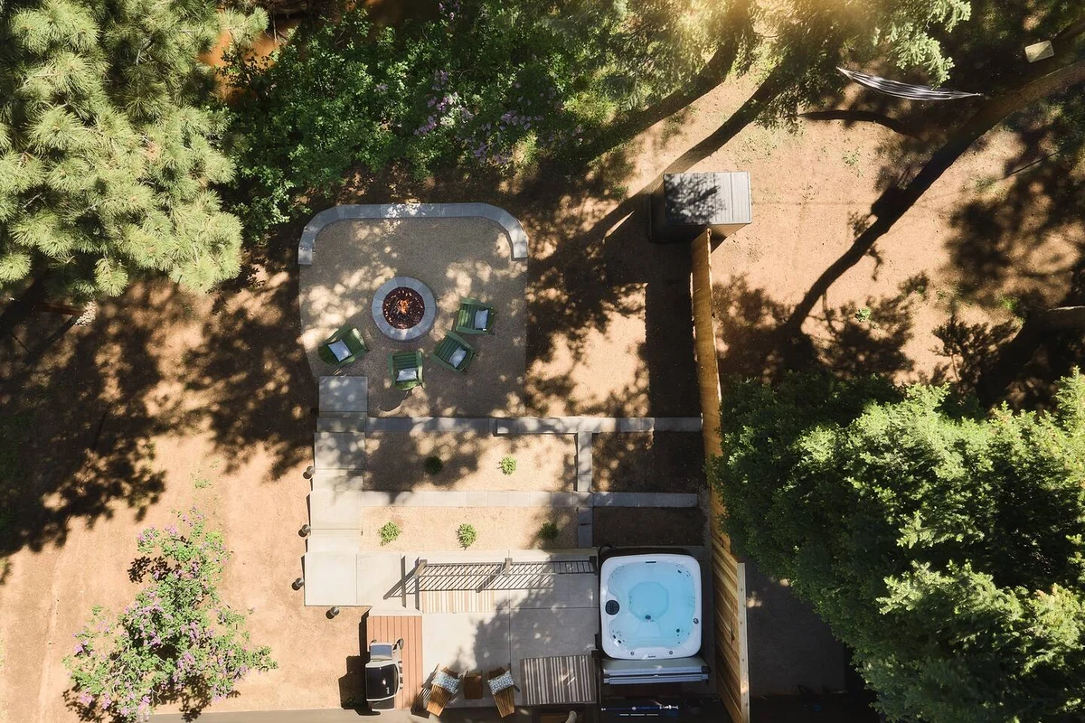 Serene Riverside Cabin: Hot Tub, Patio, Fire Pit #90