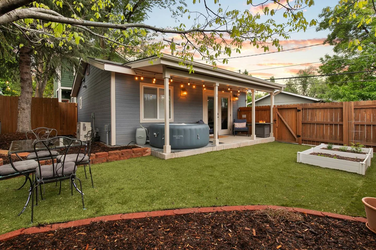 The Blue Spruce DT Luxe Cottage - Holiday Home #48