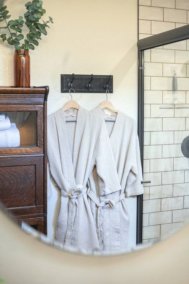The Blue Spruce DT Luxe Cottage - Holiday Home #10