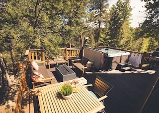 Secluded Cabin: Hot Tub, Large Deck & Fire Pit #198