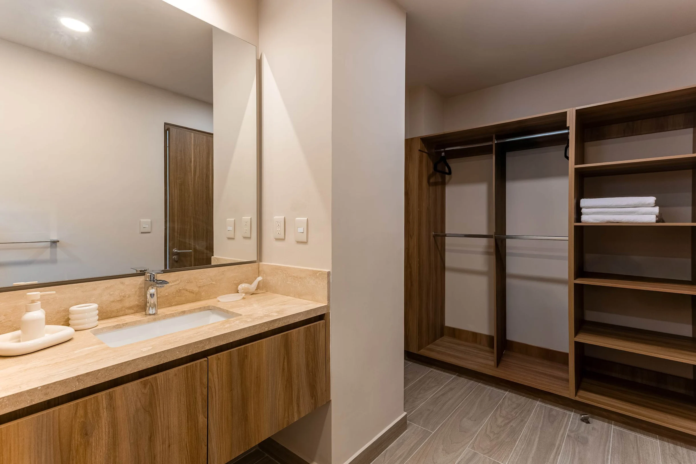 2BD UPPER B3-04 #22