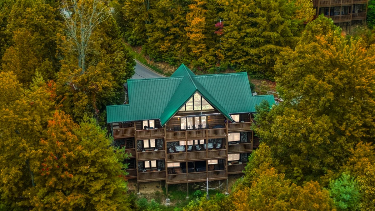 Big Buck Lodge  Smoky Mountain Views - Hot Tub - within 2.5 miles to downtown Gatlinburg. #58