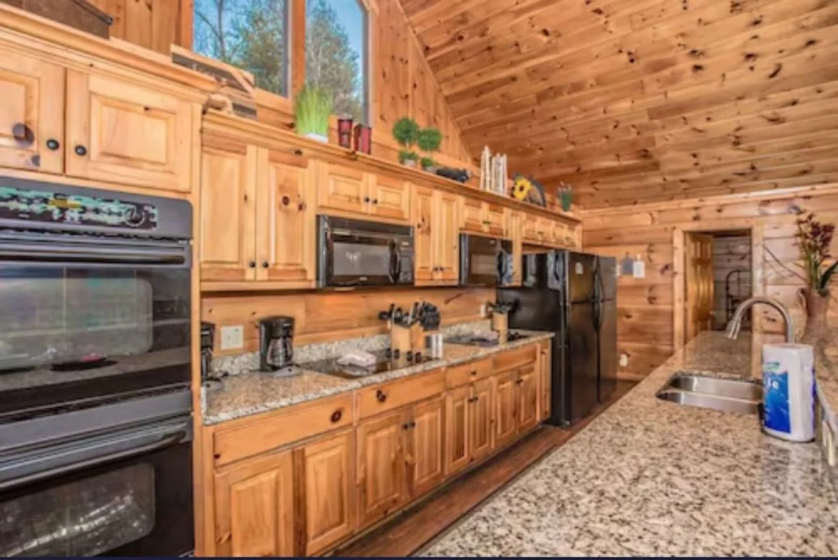 Big Buck Lodge  Smoky Mountain Views - Hot Tub - within 2.5 miles to downtown Gatlinburg. #43