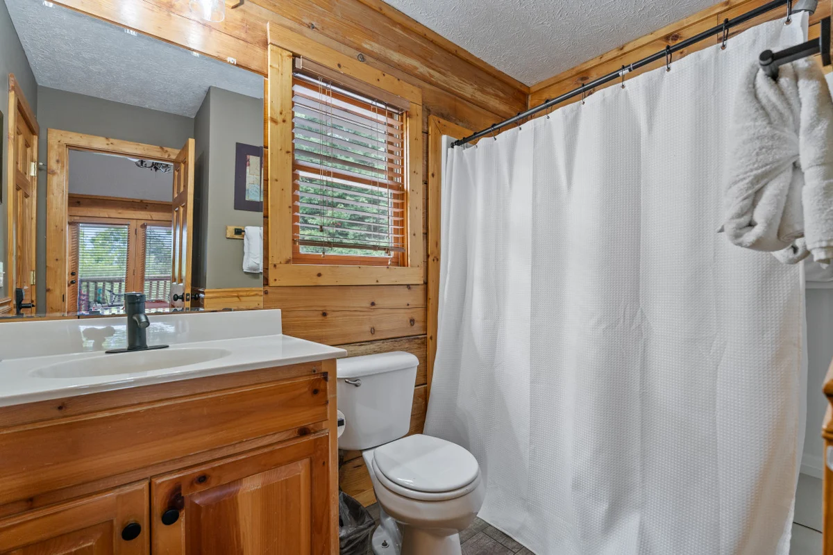Big Buck Lodge  Smoky Mountain Views - Hot Tub - within 2.5 miles to downtown Gatlinburg. #59