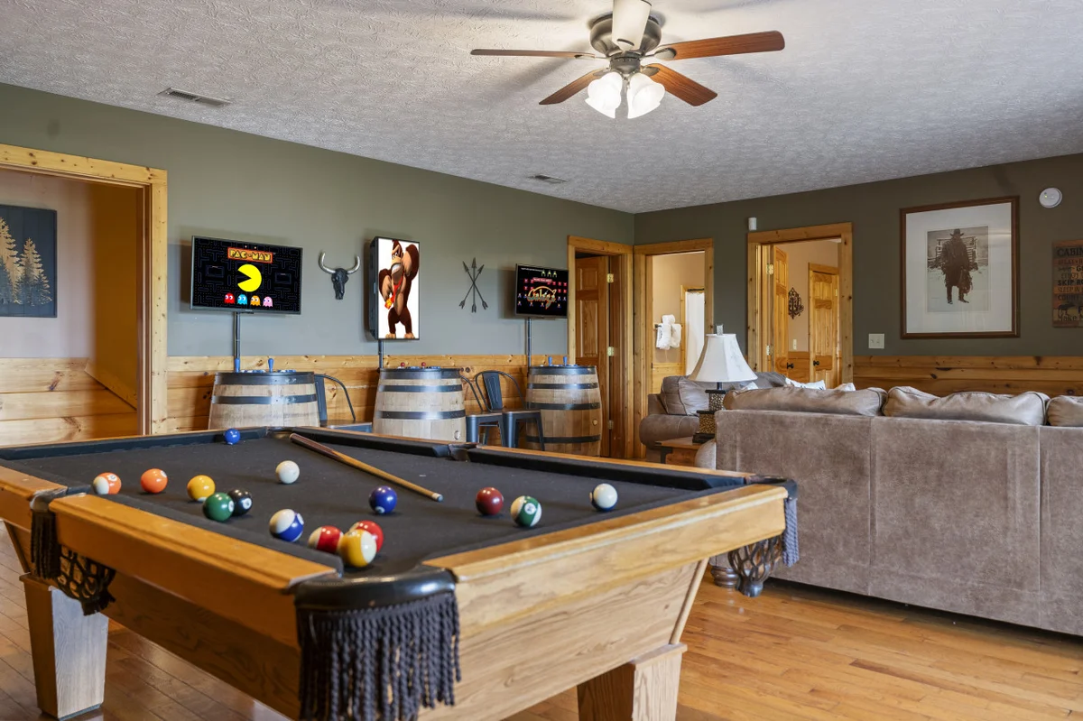 Big Buck Lodge  Smoky Mountain Views - Hot Tub - within 2.5 miles to downtown Gatlinburg. #25
