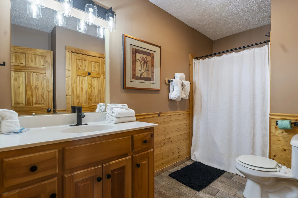 Big Buck Lodge  Smoky Mountain Views - Hot Tub - within 2.5 miles to downtown Gatlinburg. #49