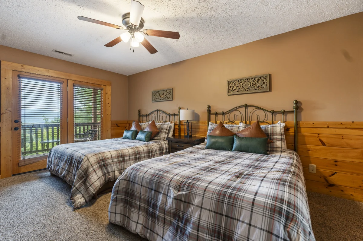 Big Buck Lodge  Smoky Mountain Views - Hot Tub - within 2.5 miles to downtown Gatlinburg. #35