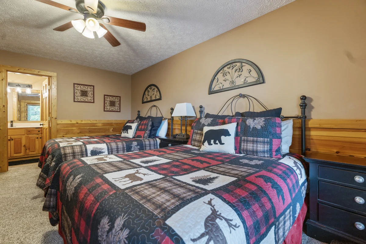 Big Buck Lodge  Smoky Mountain Views - Hot Tub - within 2.5 miles to downtown Gatlinburg. #31