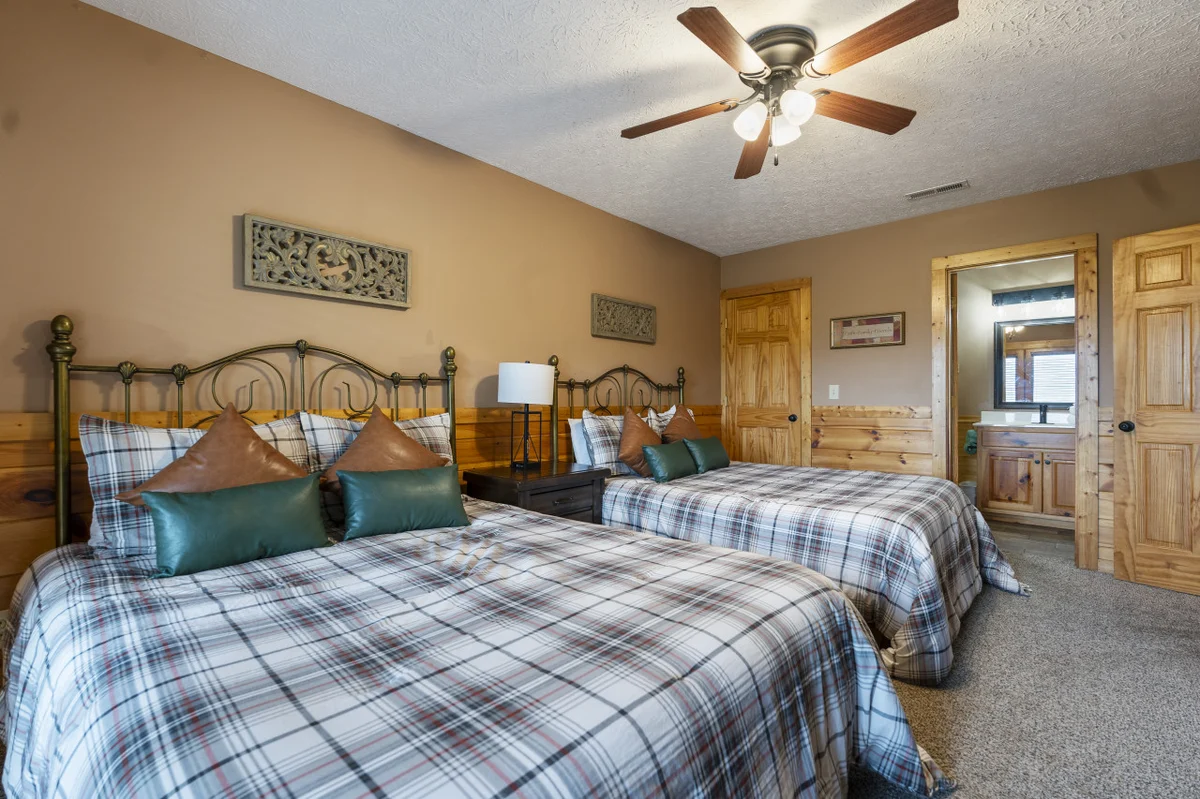 Big Buck Lodge  Smoky Mountain Views - Hot Tub - within 2.5 miles to downtown Gatlinburg. #41