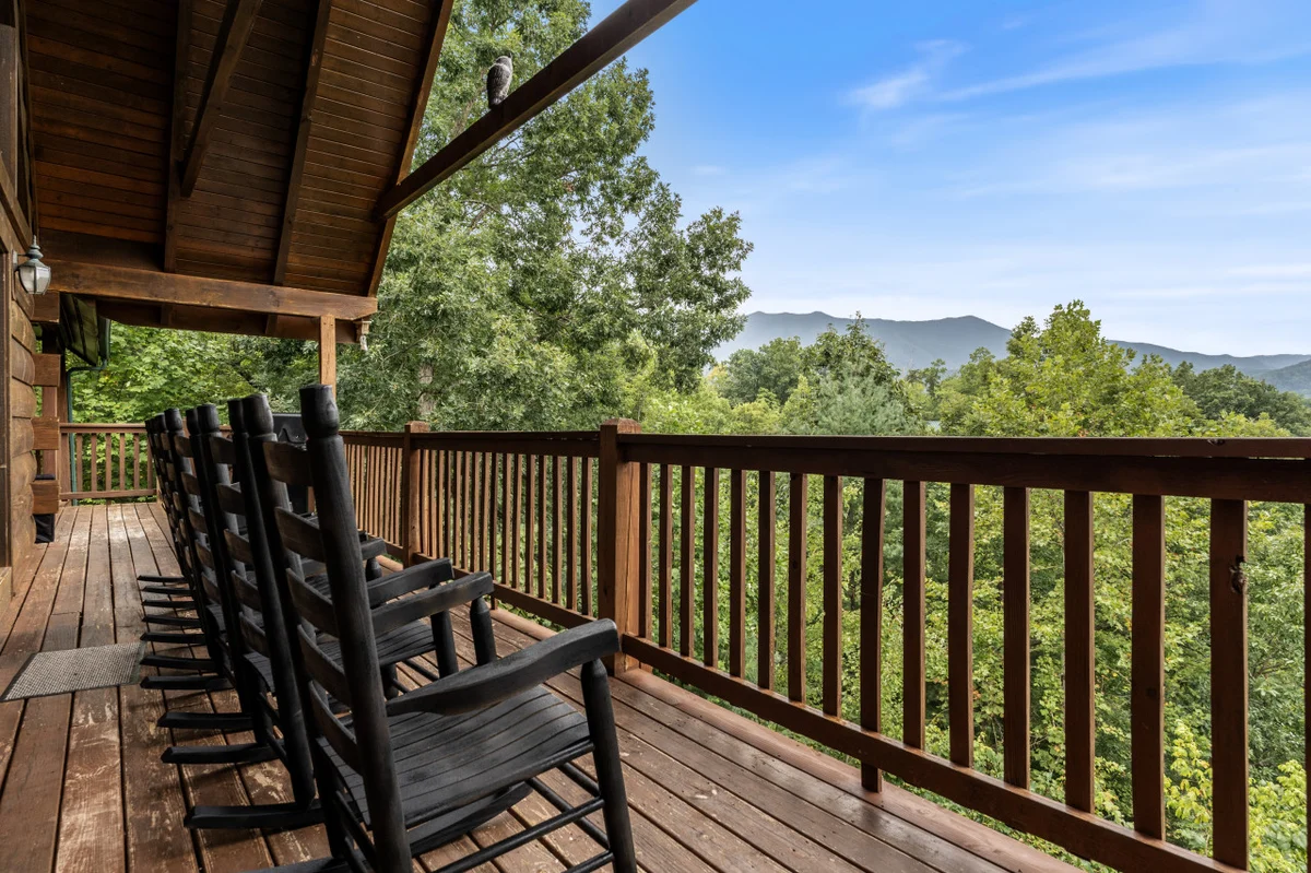 Big Buck Lodge  Smoky Mountain Views - Hot Tub - within 2.5 miles to downtown Gatlinburg. #42