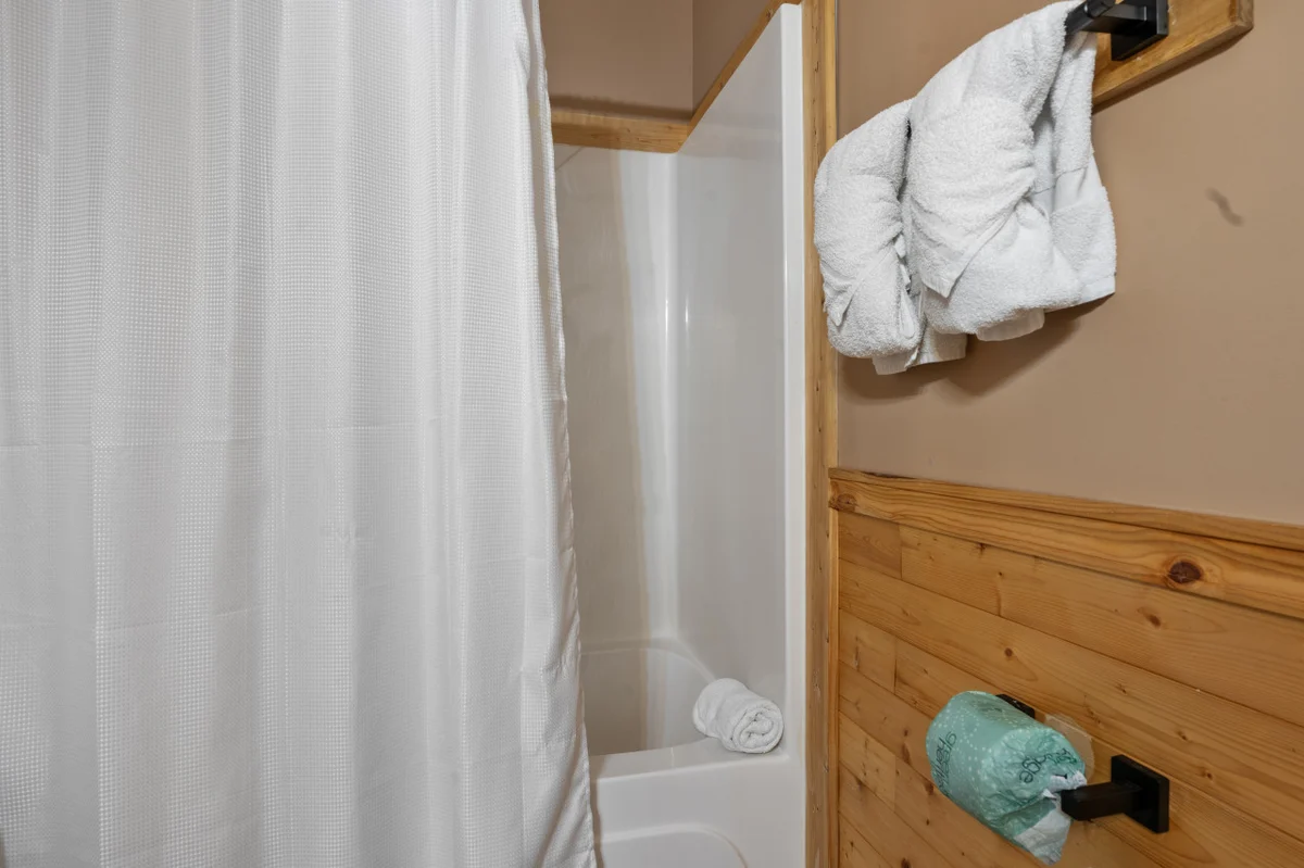 Big Buck Lodge  Smoky Mountain Views - Hot Tub - within 2.5 miles to downtown Gatlinburg. #17