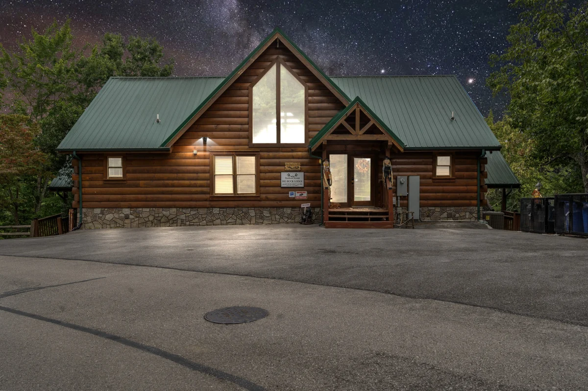 Big Buck Lodge  Smoky Mountain Views - Hot Tub - within 2.5 miles to downtown Gatlinburg. #63