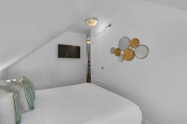 Bedroom 1 image 1