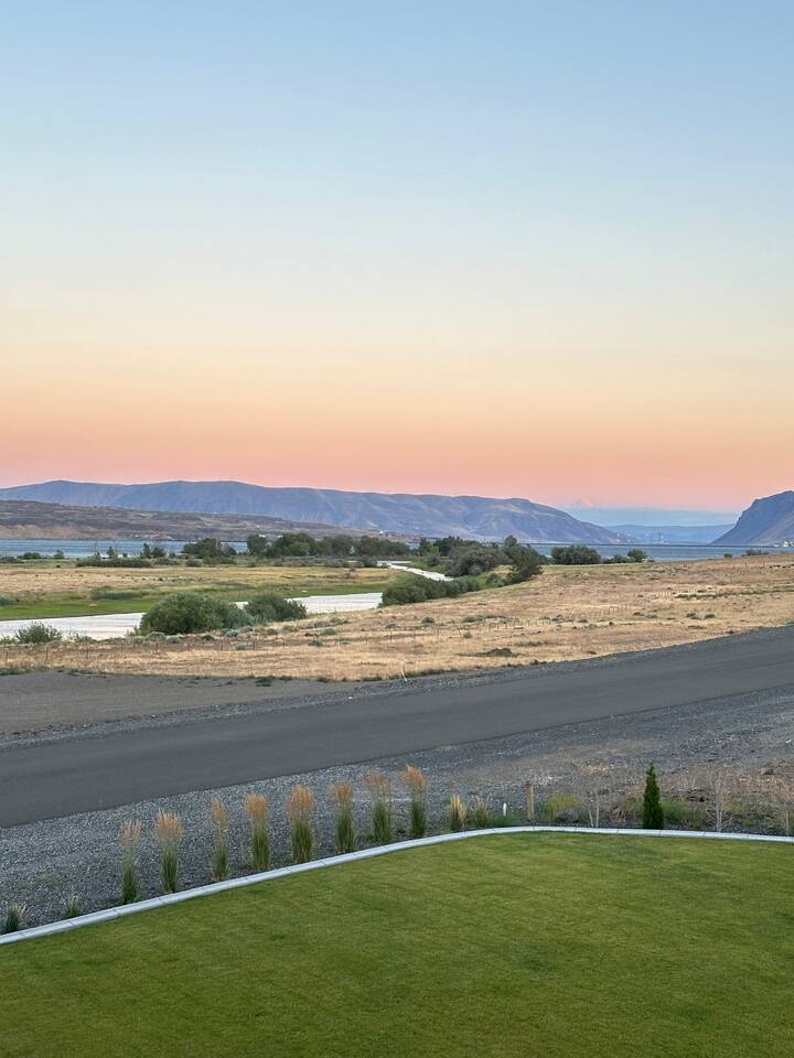 Gorge Getaway Starts Here – 5 Bedroom Vacation Rental in Vantage