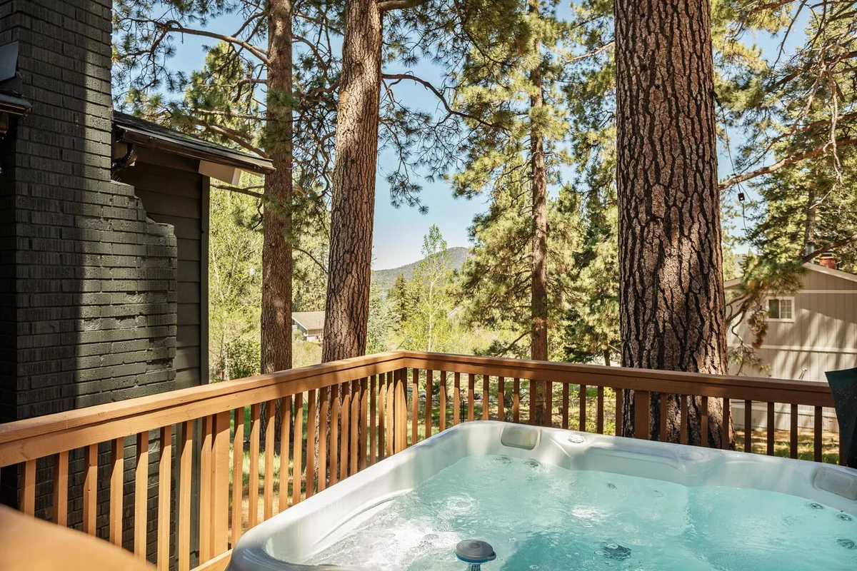 Village Hideout- Walk to Village & Lake, Hot Tub #32