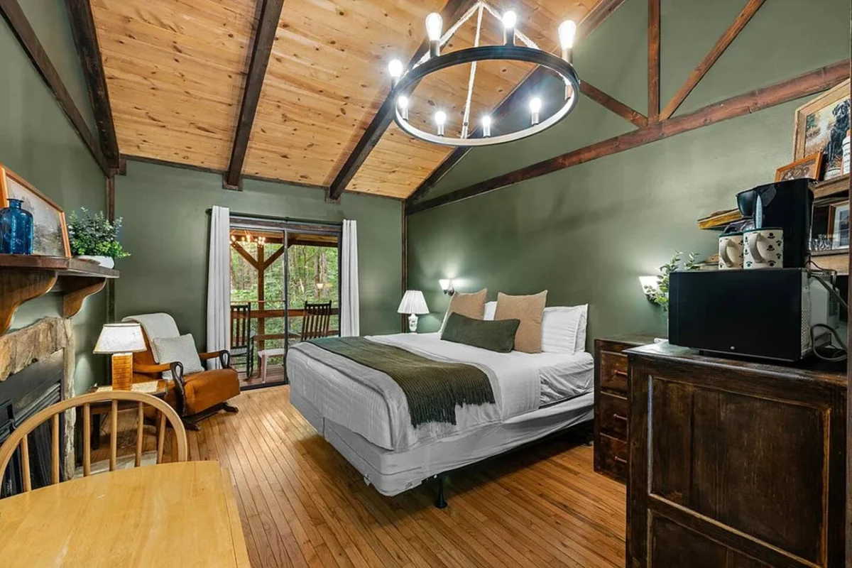 The Lost Compass - Suite #1 - Relaxing & Cozy Cabin Suite Near Downtown Helen, Unicoi State Park, Anna Ruby Falls, Tubing, Restaurants, Hot Tub, Fire Pit, & BBQ Grill #2