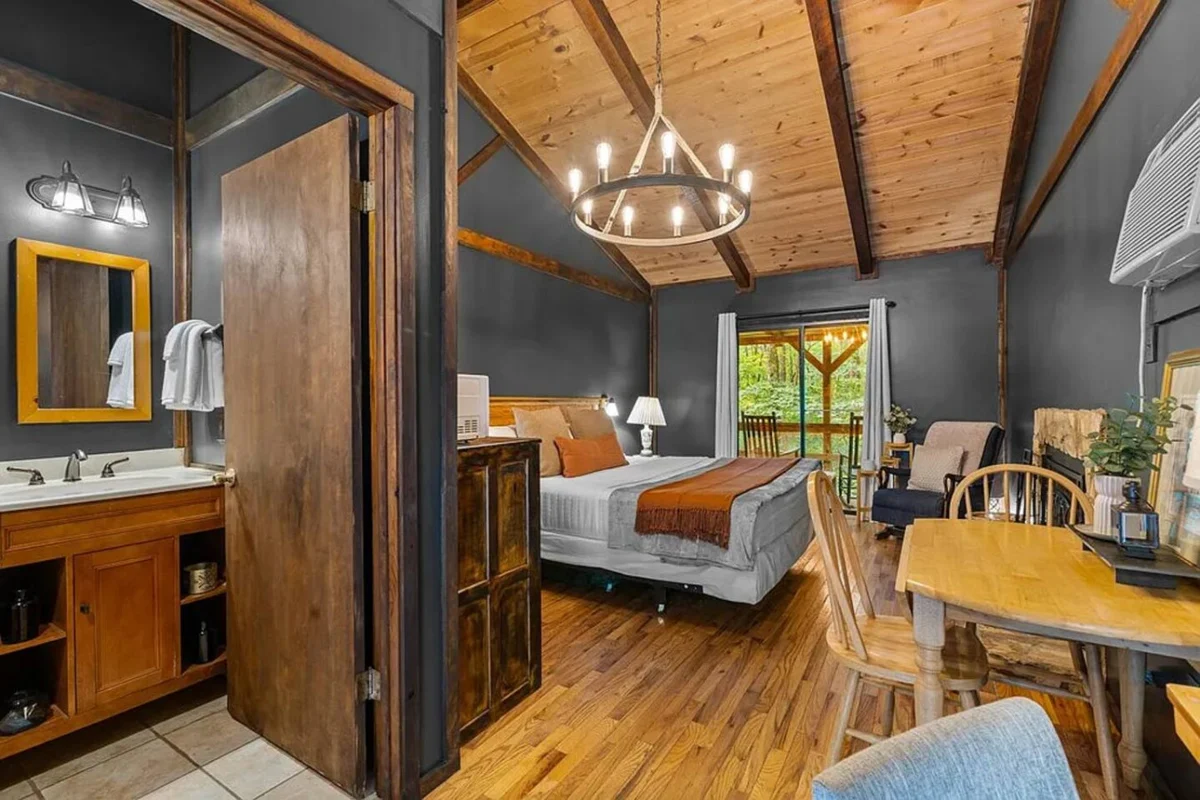 The Lost Compass - Suite #4 - Relaxing & Cozy Cabin Suite Near Downtown Helen, Unicoi State Park, Anna Ruby Falls, Tubing, Restaurants, Hot Tub, Fire Pit, & BBQ Grill #6