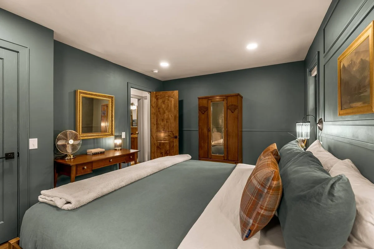 Peaceful Retreat w/ TWO Hot Tubs, Sauna, Fire Pits #133