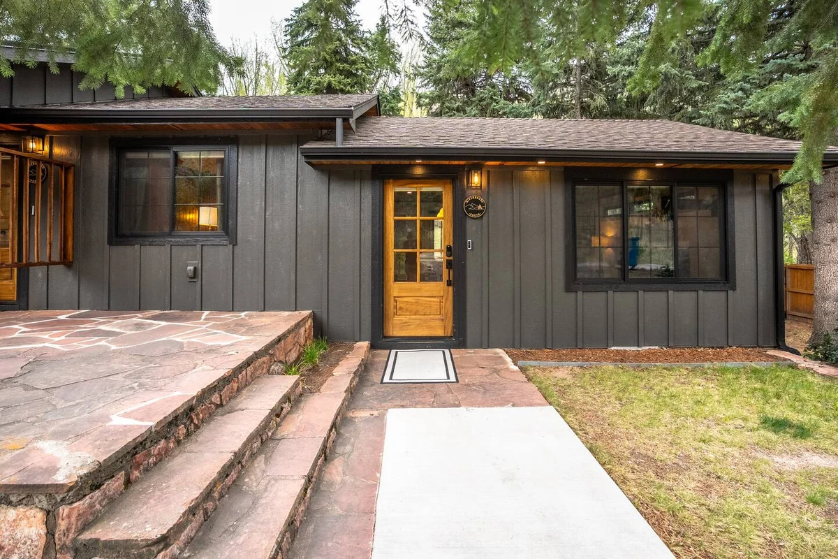 Riverside Retreat w/ Sauna, Hot Tub & Fireplace #144
