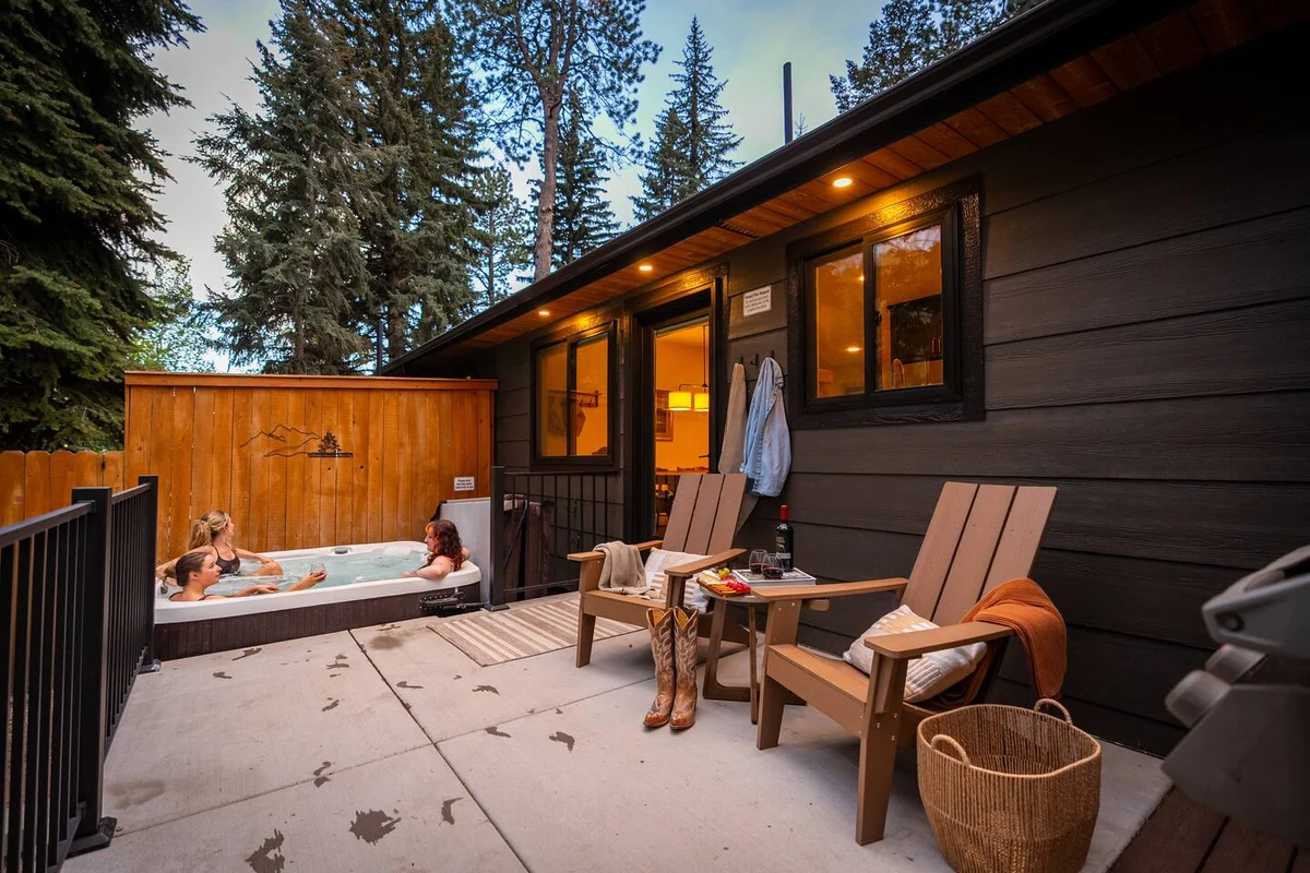 Serene Riverside Cabin: Hot Tub, Patio, Fire Pit #153