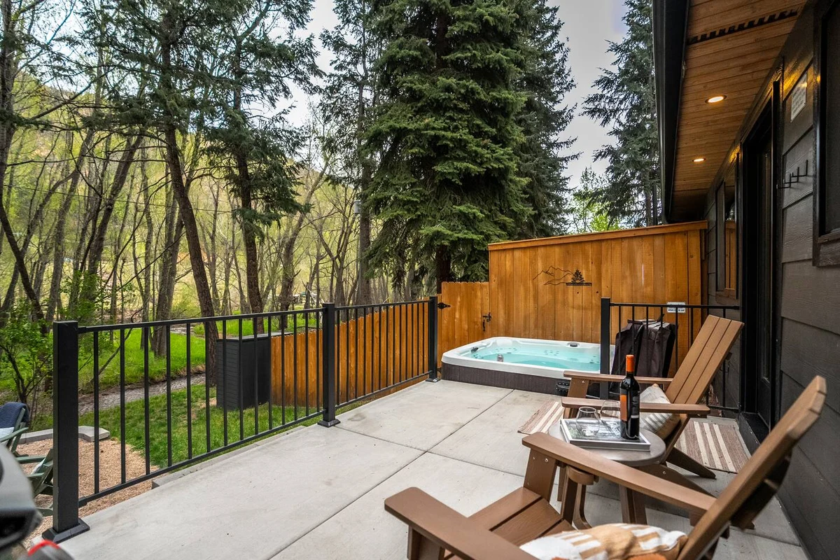 Serene Riverside Cabin: Hot Tub, Patio, Fire Pit #148