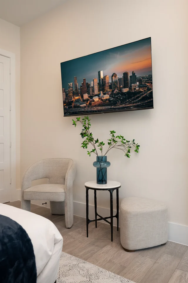 Bedroom 14 - Queen & Double image 1