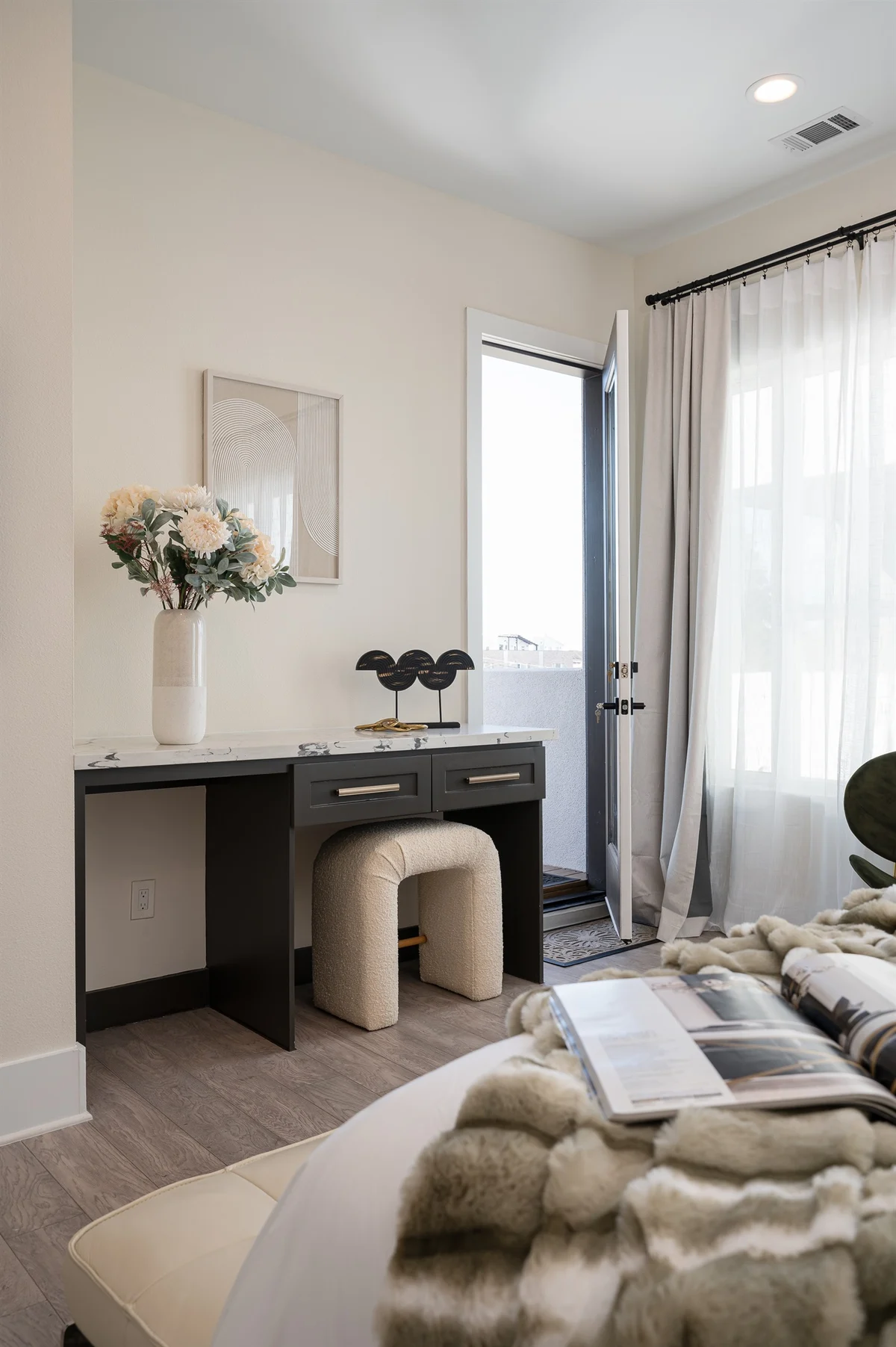 Bedroom 15 - Queen image 1