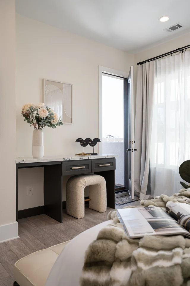 Bedroom 15 - Queen image 1