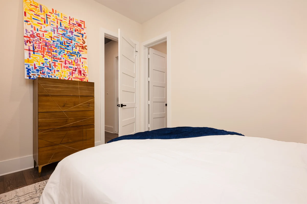 Bedroom 3 - Queen image 1