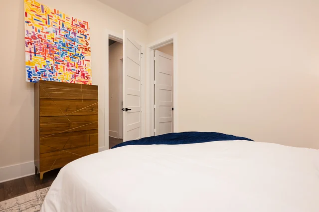 Bedroom 3 - Queen image 1