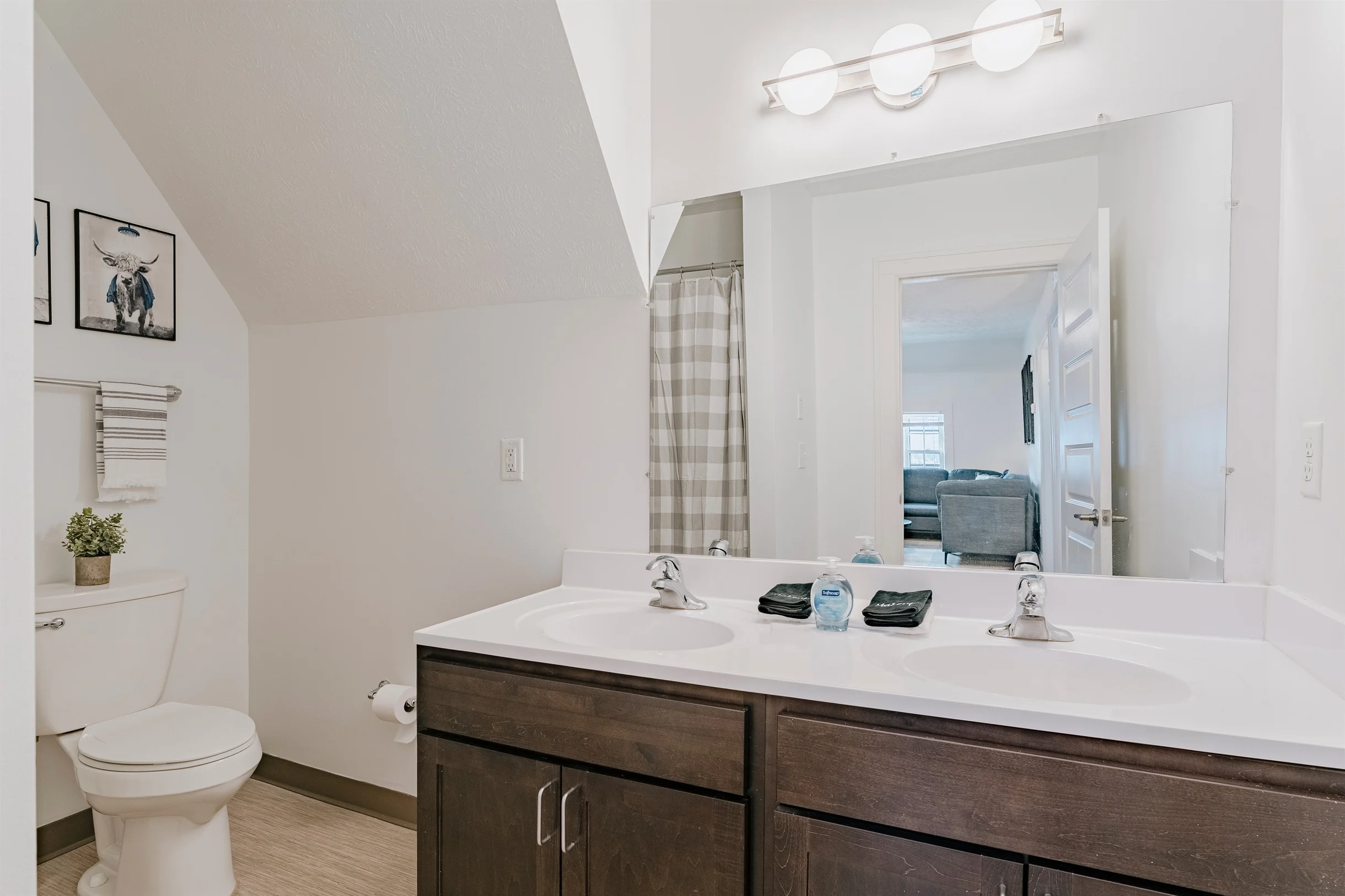 Modern 5BR Retreat Steps from University Circle #10
