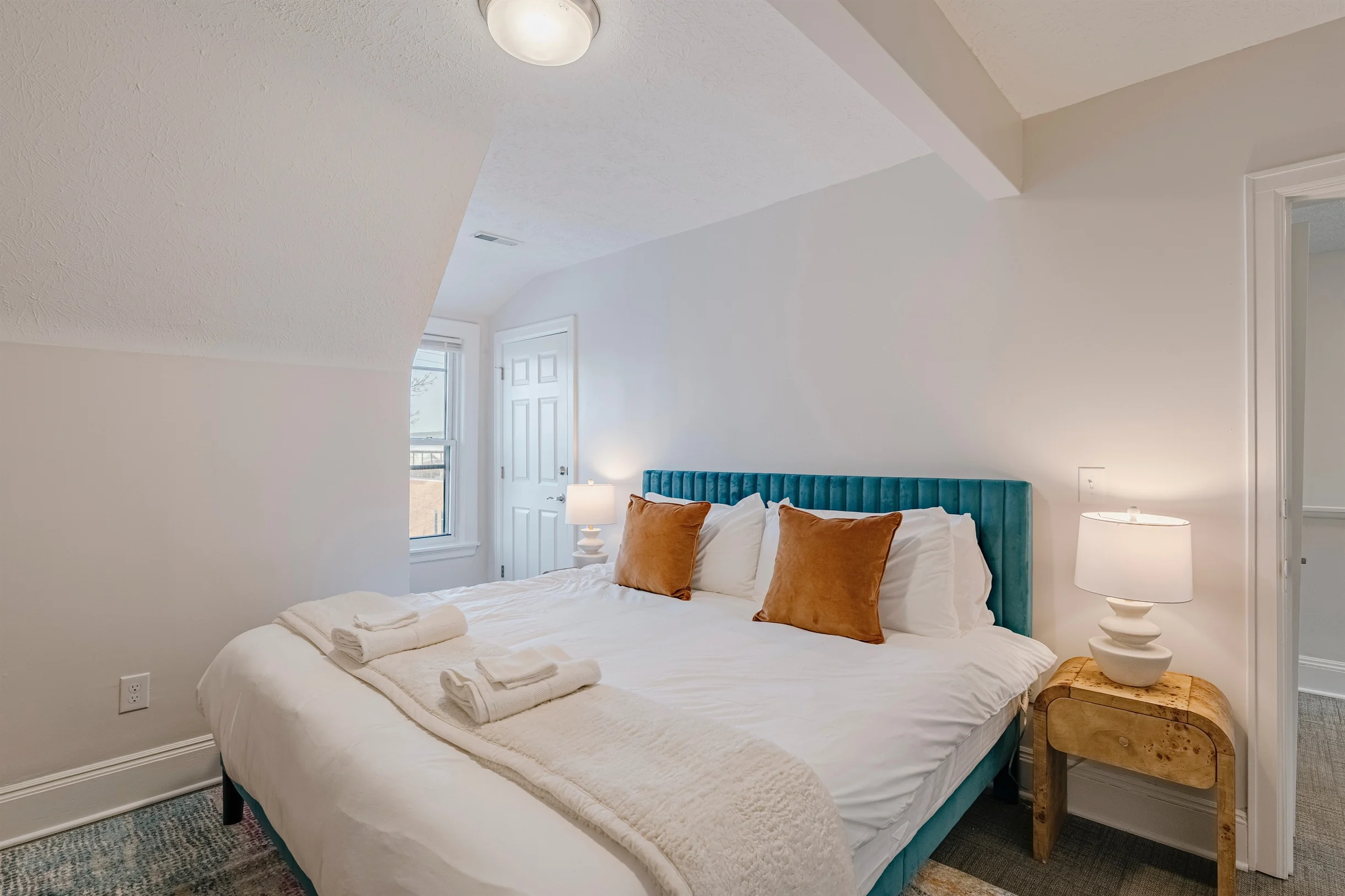 Bright 5BR Townhome Near Museums & Univ. Circle #11