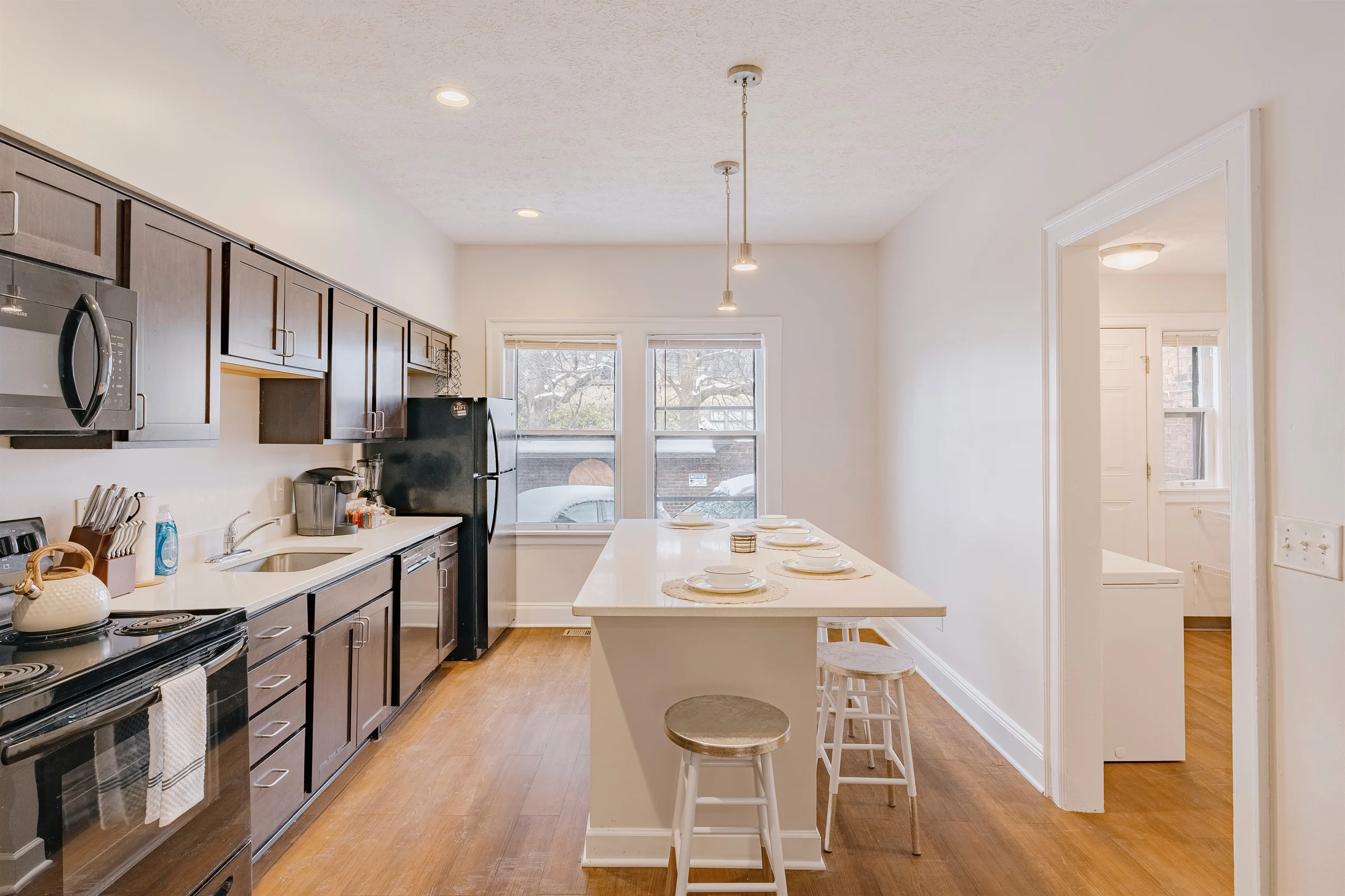 Bright 5BR Townhome Near Museums & Univ. Circle #23