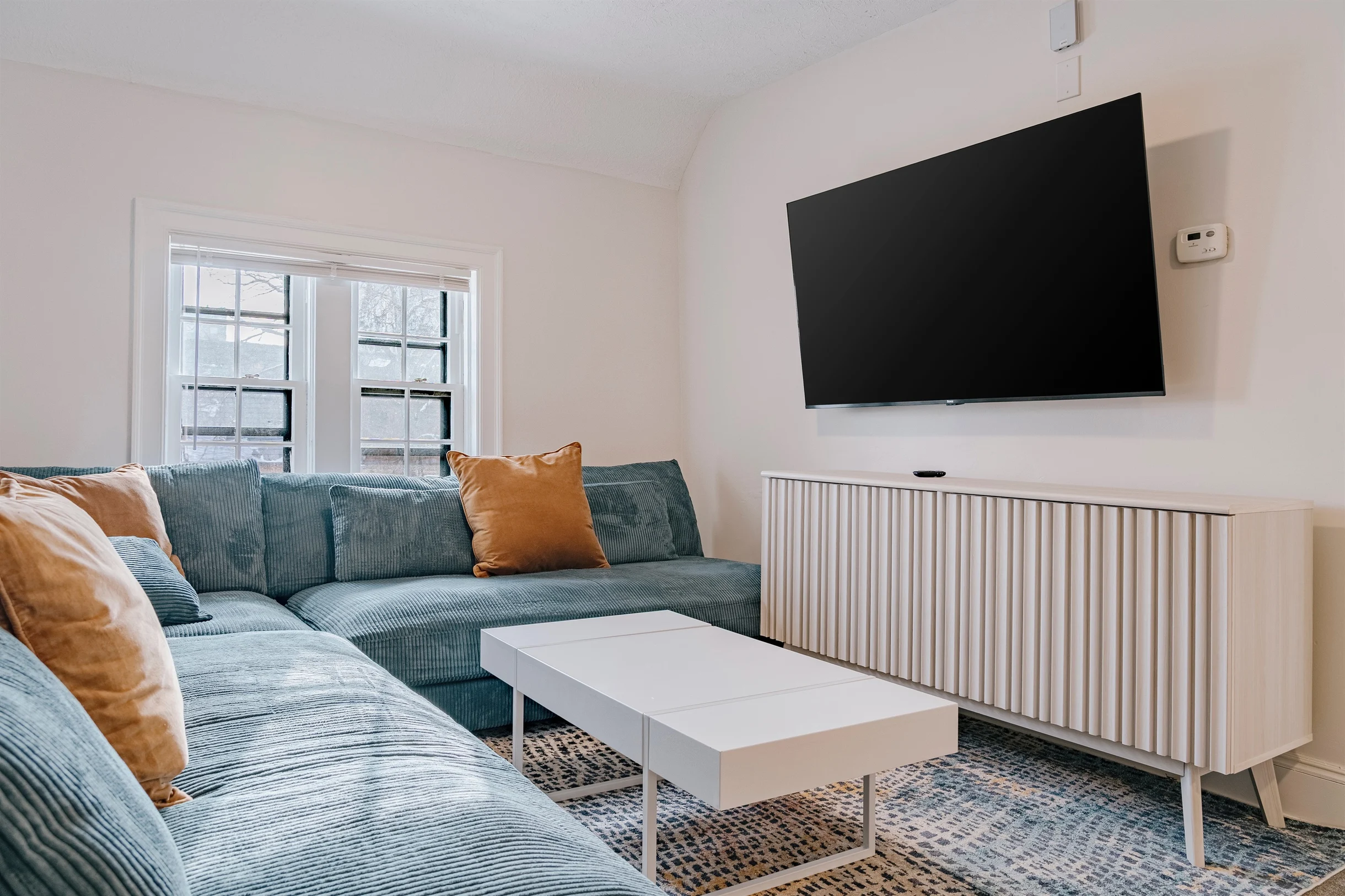 Bright 5BR Townhome Near Museums & Univ. Circle #33
