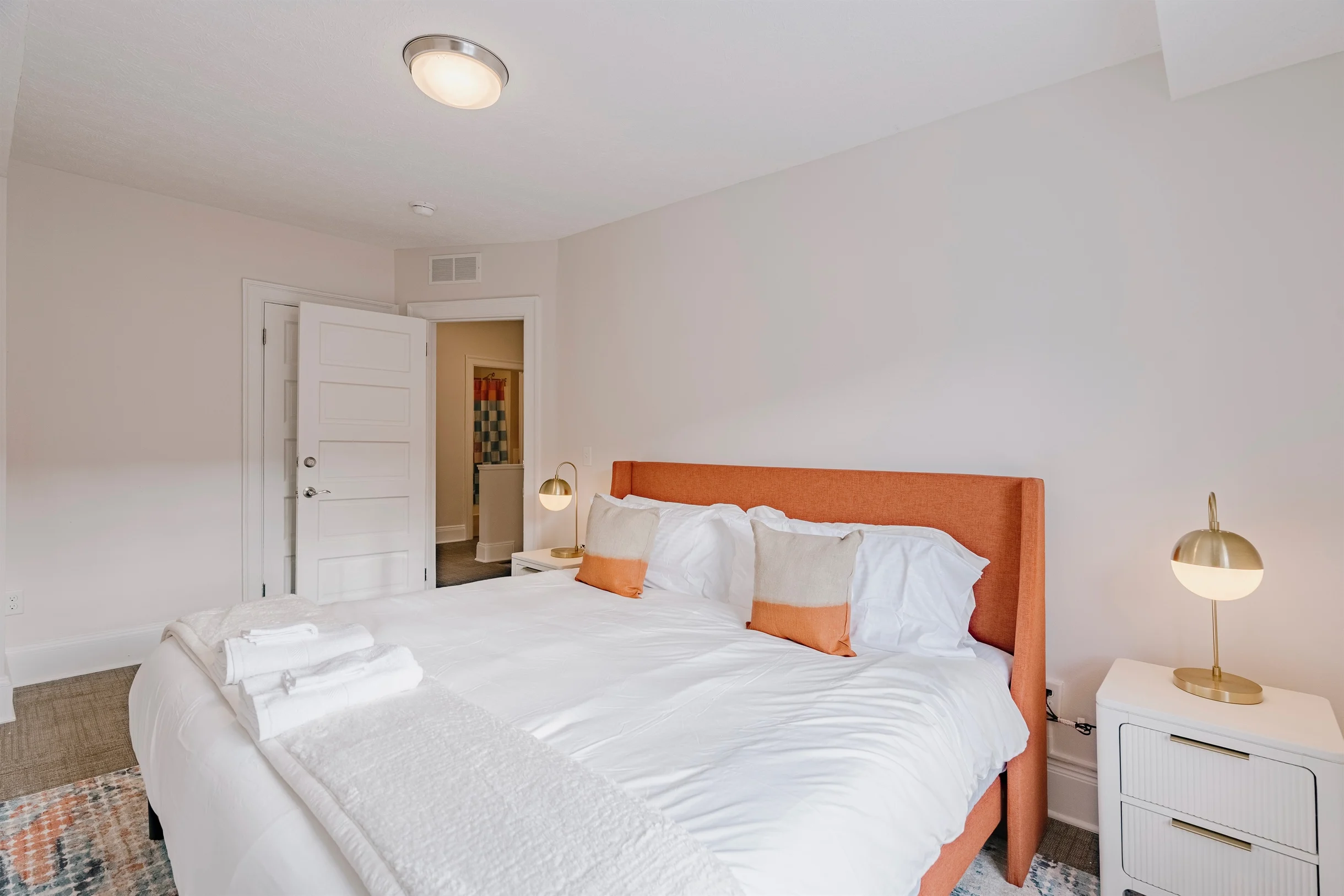 Bright 5BR Townhome Near Museums & Univ. Circle #21