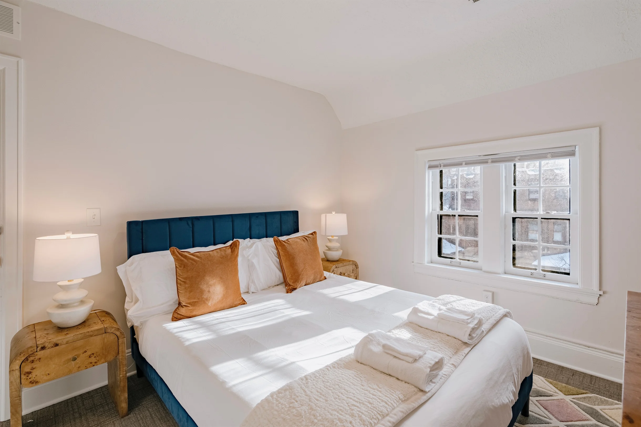Bright 5BR Townhome Near Museums & Univ. Circle #9
