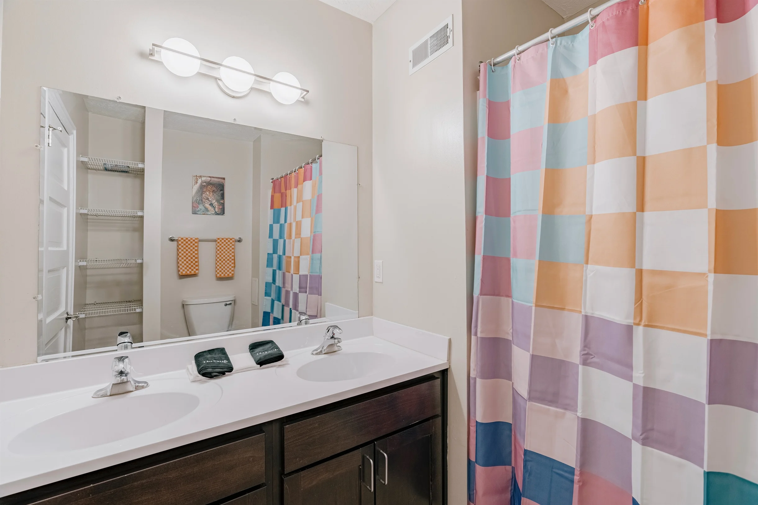 Bright 5BR Townhome Near Museums & Univ. Circle #2