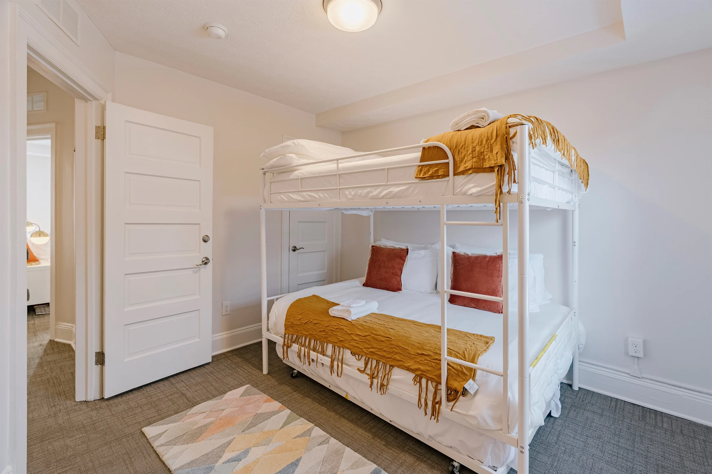 Bright 5BR Townhome Near Museums & Univ. Circle #19