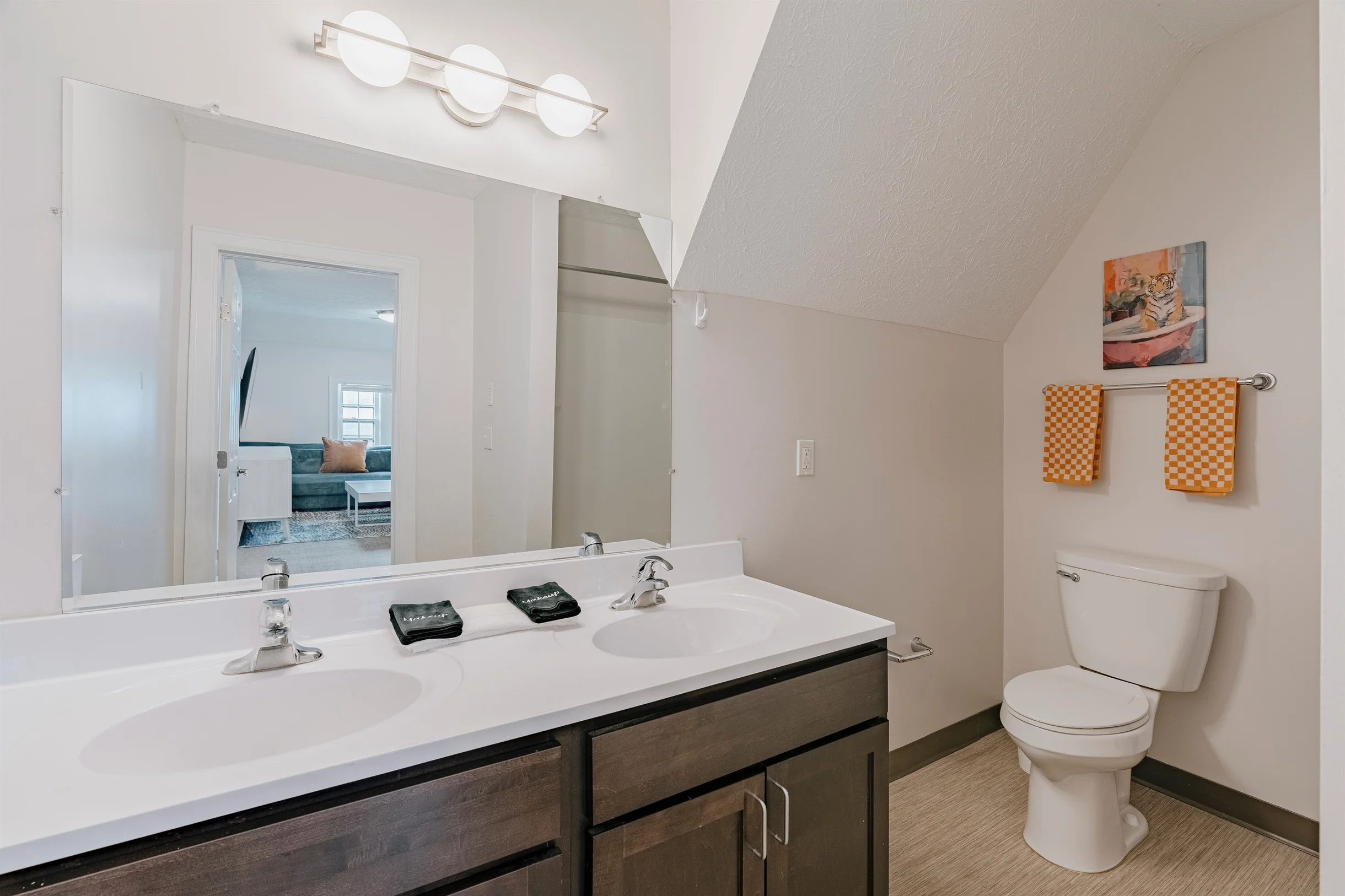 Bright 5BR Townhome Near Museums & Univ. Circle #15