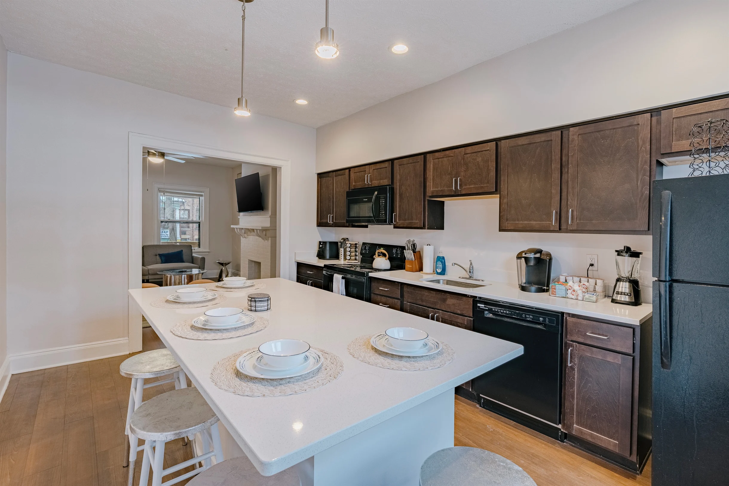 Bright 5BR Townhome Near Museums & Univ. Circle #40