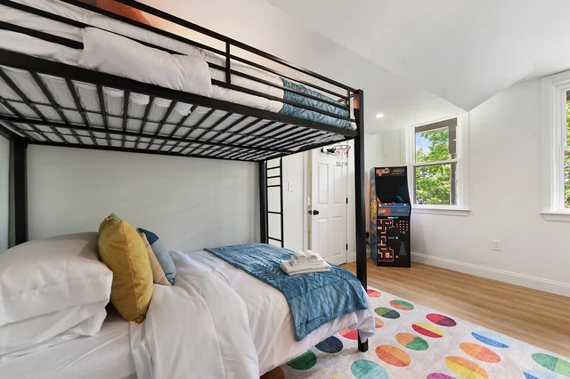 Bedroom 5 image 1