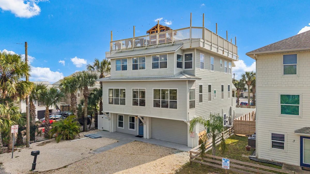 The SkyDeck Surf House #106