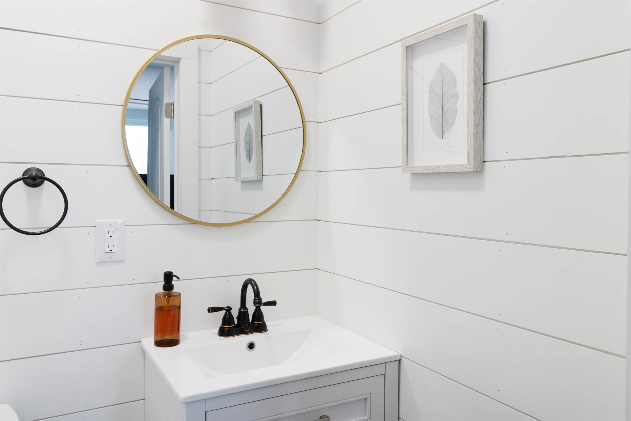 Chic 4 BR: Minutes to Cleveland Clinic, CWRU & UH! #10