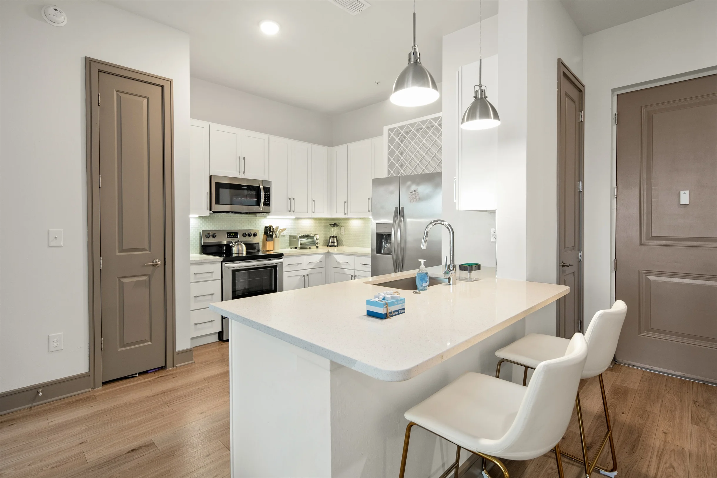 Tropical Dream 2BR/2BA w./ Pool, Gym, and Theater #34