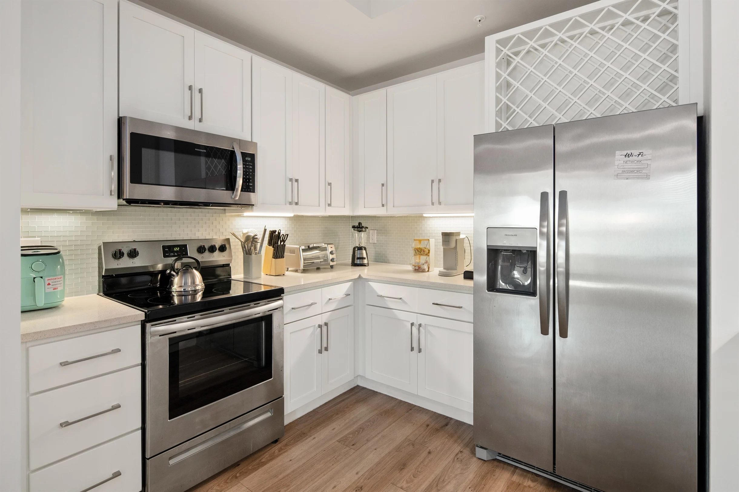 Tropical Oasis 2BR/2BA w./ Pool, Gym, and Theater #44