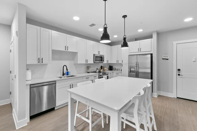Beachy Oasis: Posh 2BR/2BA with Pool & Gym #44