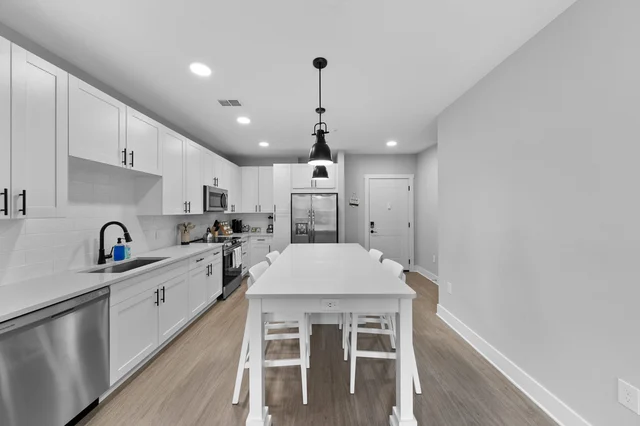 Beachy Oasis: Posh 2BR/2BA with Pool & Gym #57