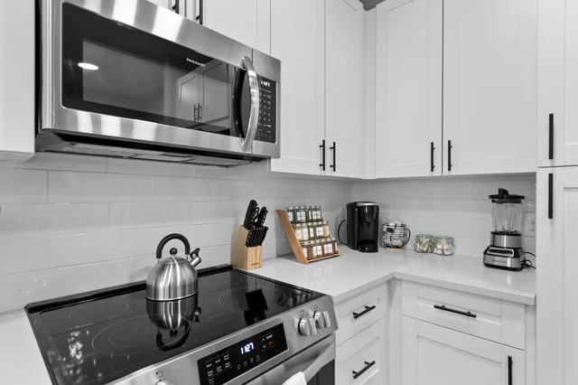 Beachy Oasis: Posh 2BR/2BA with Pool & Gym #23