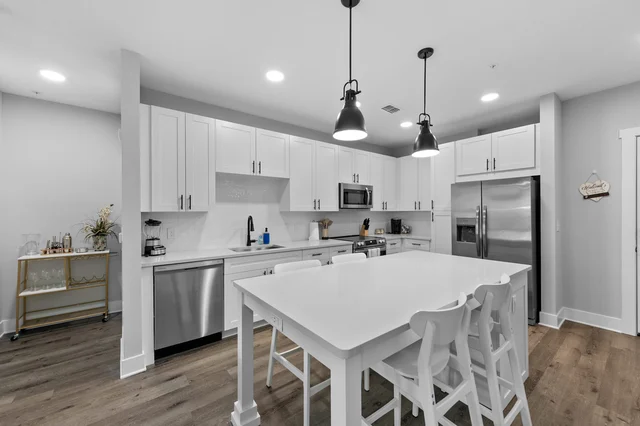 Beachy Bliss: Elegant 2BR/2BA with Pool & Gym #33